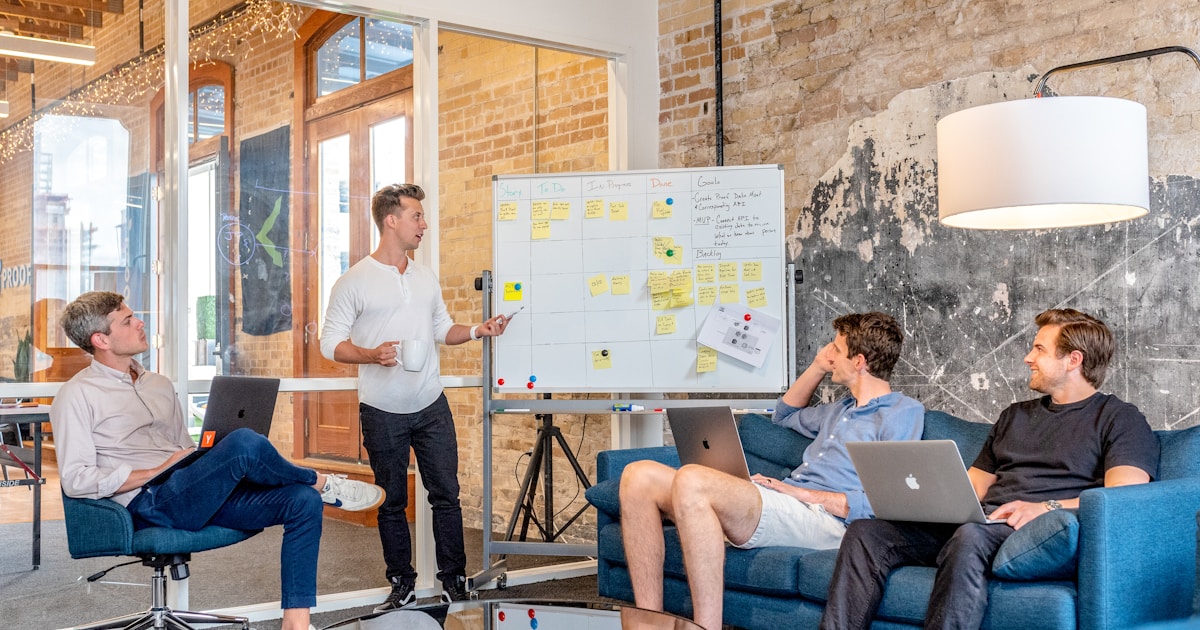 Brand Purpose con IA para Pymes: equipo creativo definiendo propósito de marca en 2026