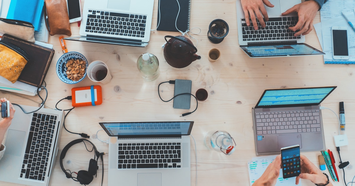 Espacio de trabajo moderno con portátil mostrando analíticas de IA y marketing digital